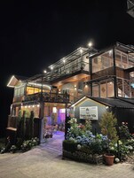 Un edificio de dos pisos con un balcón y un letrero que dice "Countess Villa".