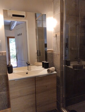 Badewanne, Haartrockner, Handtücher, Toilettenpapier