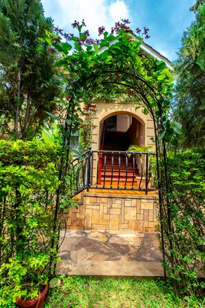 Garden - Villa Karibu Serviced Apartments (Kampala)