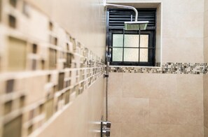 Lägenhet Deluxe | Badrum | Dusch, tofflor och handdukar