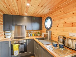Kühlschrank, Wasserkocher, Kochgeschirr/Geschirr/Besteck