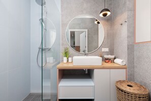 Dusche, Haartrockner, Handtücher, Shampoo