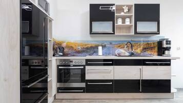 Kühlschrank, Ofen, Herdplatte, Wasserkocher mit Kaffee-/Teezubehör