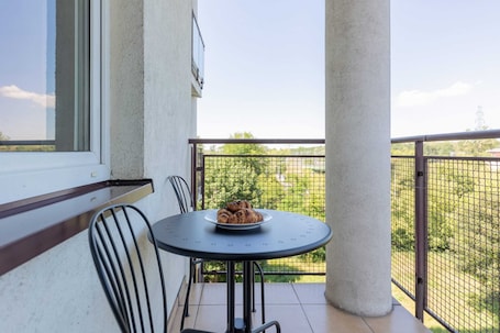 Outdoor dining. Stylish Apartment with Balcony | Parking, Workspace