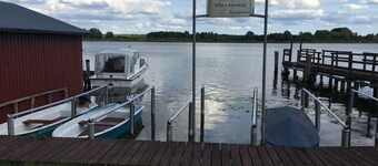 Idyllic vacation home away from the city noise directly on the Müritz arm