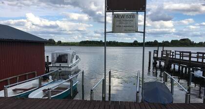 Idyllic vacation home away from the city noise directly on the Müritz arm
