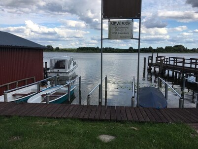 Idyllic vacation home away from the city noise directly on the Müritz arm