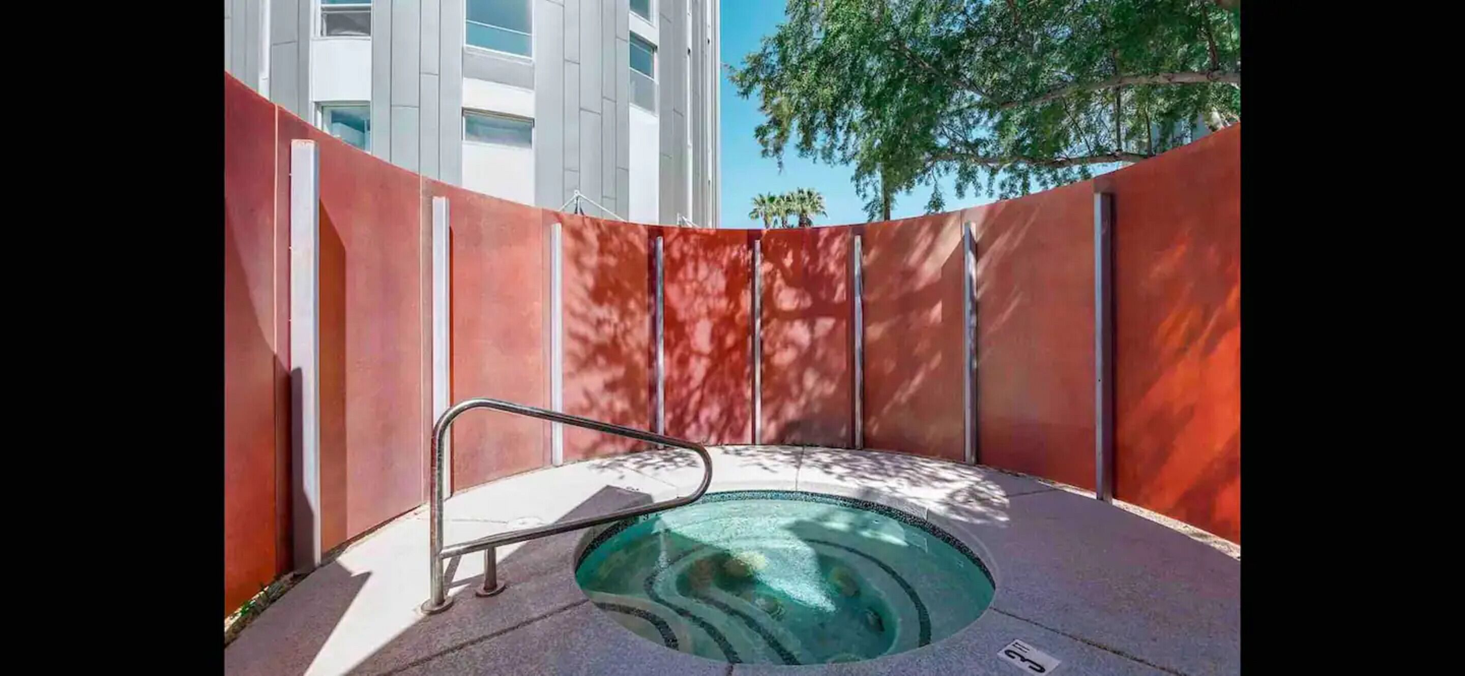 Tina de hidromasaje al aire libre