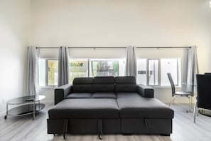 Een smart-tv en een stereo