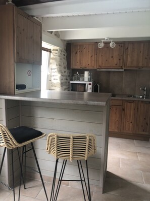 Réfrigérateur, four à micro-ondes, un four, surface de cuisson