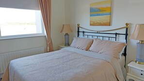 4 bedrooms, bed sheets - Southland Holiday Home (Miltown Malbay)