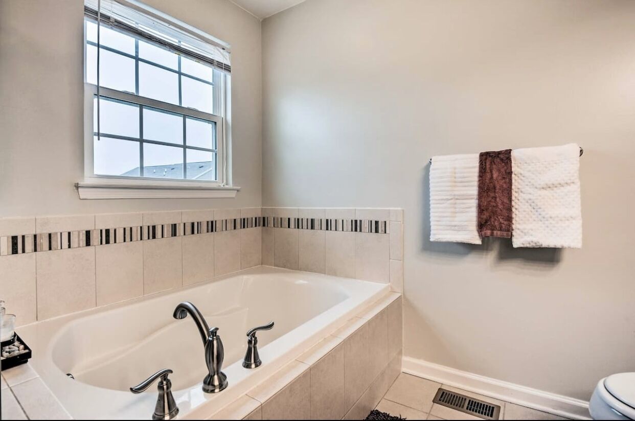 ★Cozy & Modern ~ Family Fun ~ 🌊Outdoor Pool ~ Pkg★