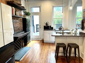 Refrigerador, microondas, horno y parrilla de estufa