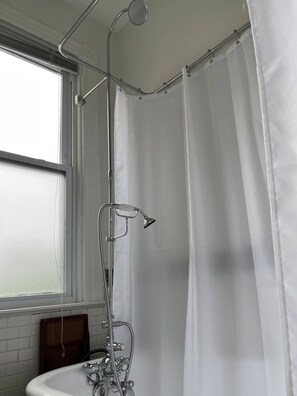 Combined shower/tub, hair dryer, towels, soap - Elegant, Historic Townhouse in Heart of DC (Washington)