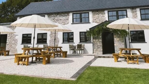 Front of property - The White Lion (Cowbridge)