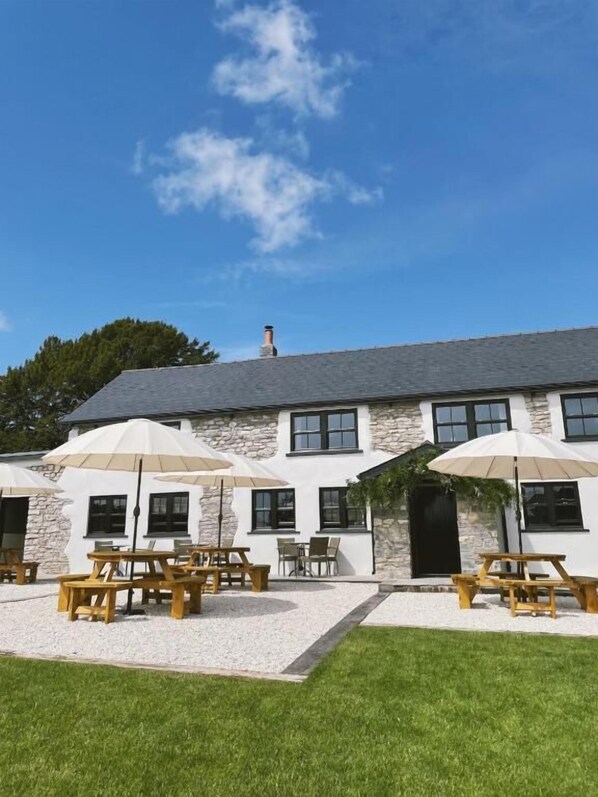 Front of property - The White Lion (Cowbridge)