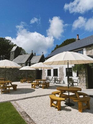 Front of property - The White Lion (Cowbridge)