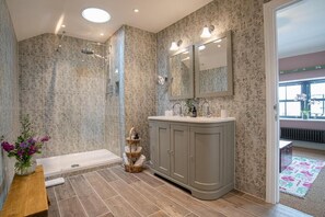 Luxury Suite | Bathroom | Shower, hair dryer, towels - The White Lion (Cowbridge)