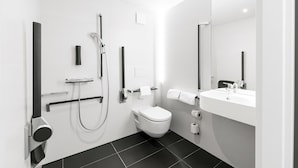 Un baño moderno con inodoro, bidé y lavamanos.