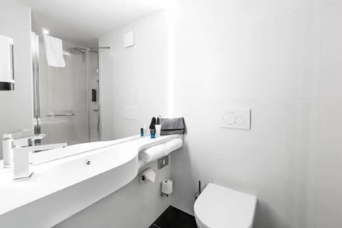 Badezimmer | Dusche, Haartrockner, Handtücher, Toilettenpapier