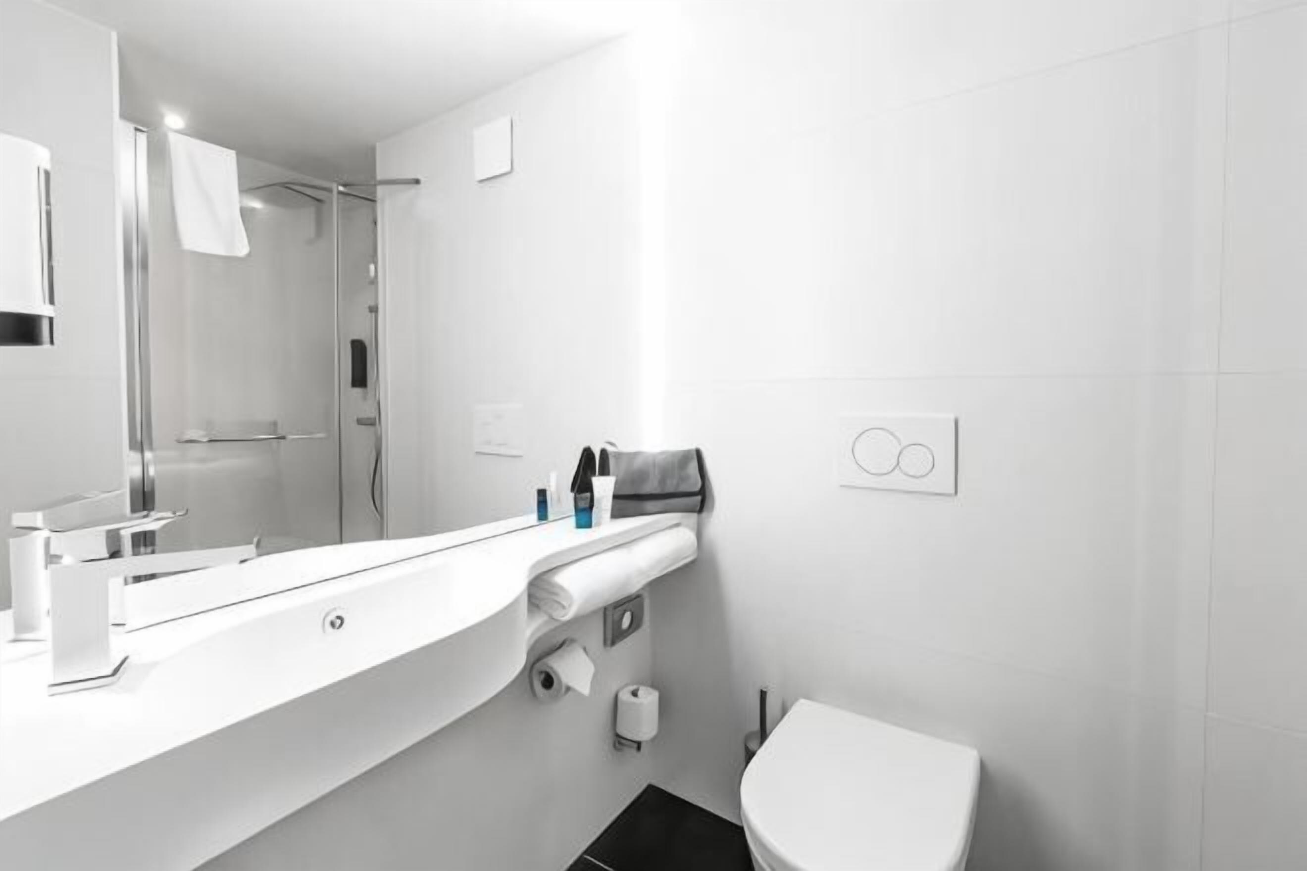 Ducha, secador de pelo, toallas, papel higiénico