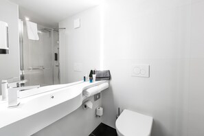 Shower, hair dryer, towels, toilet paper - B&B HOTEL Nyon (Nyon)