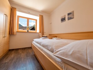 2 bedrooms, desk, travel cot, free WiFi