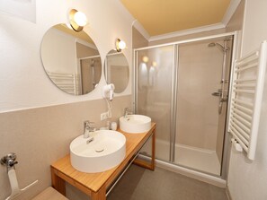 Dusche, Handtücher, Seife, Toilettenpapier