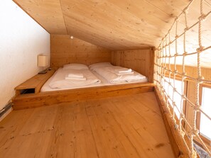 2 bedrooms, desk, travel cot, free WiFi - In the Center of Neustift - TWO Bedroom Apartment - sleeps 6 (Neustift im Stubaital)