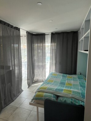 2 slaapkamers, een strijkplank/strijkijzer, reisbedje, gratis wifi