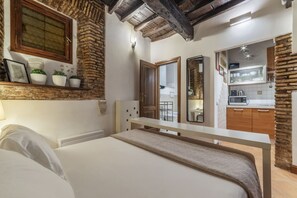 1 bedroom, iron/ironing board, WiFi - GuestHost - Heart of Trastevere Mini APT (Rome)