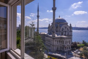 Interior - Contemporary Waterfront Apt. with a Stunning View (Beyoglu)