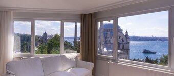 Contemporary Waterfront Apt. with a Stunning View