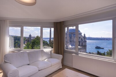 Contemporary Waterfront Apt. with a Stunning View