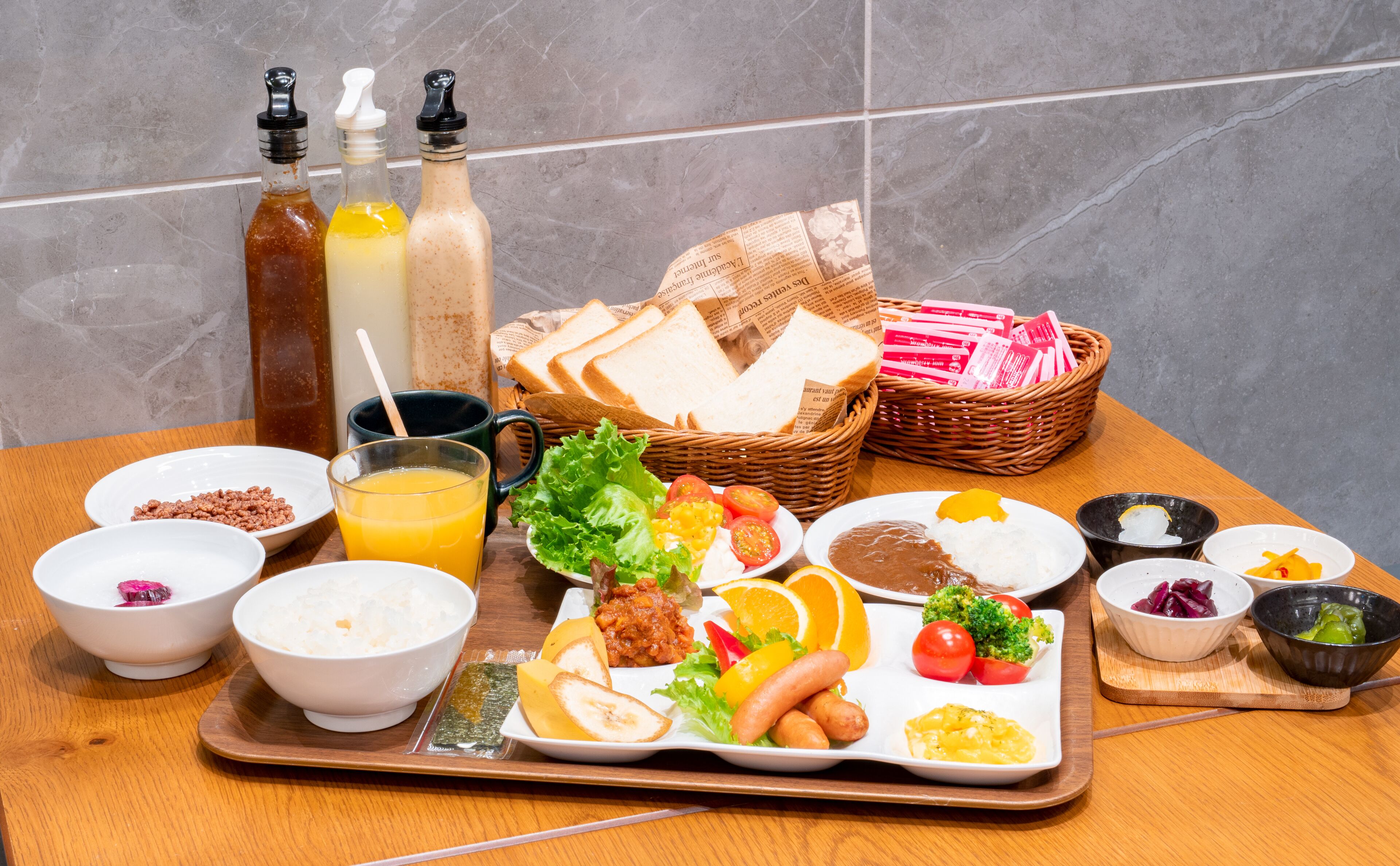 Un plateau de petit-déjeuner contenant divers aliments, notamment des toasts, des œufs et des légumes, posé sur une table en bois.