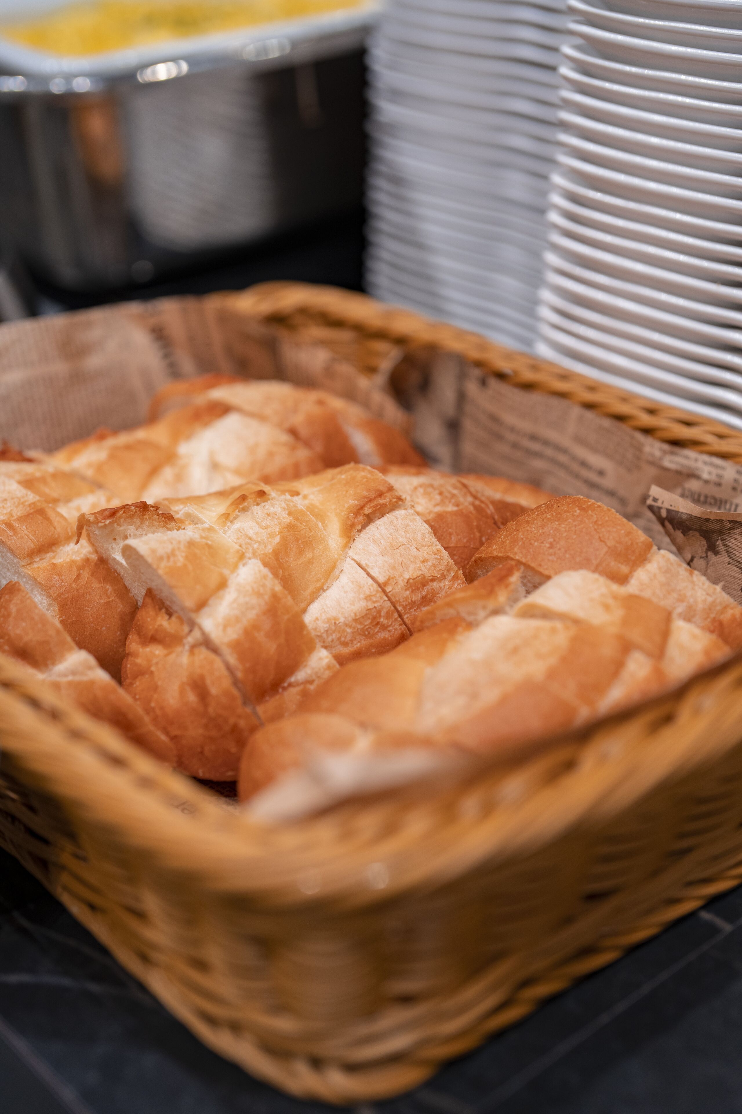 Ein Korb mit frisch gebackenem Brot.