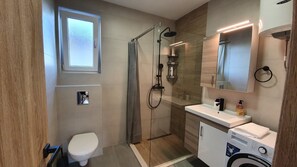 Dusche, Haartrockner, Handtücher, Toilettenpapier