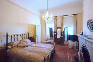 プレミア ダブルルーム クイーンベッド 1 台 エンスイート | 高級寝具、羽毛の掛け布団、客室ごとに異なる装飾、客室ごとに異なるインテリア