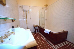 Executive Double Room, 1 Queen Bed, Private Bathroom, Garden View | Bathroom | Free toiletries, hair dryer, bathrobes, towels