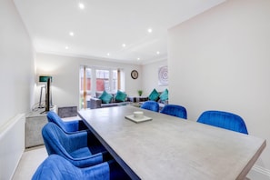 Basic House | In-room dining - Town Center 4 Bedroom 4 bathroom House (Slough)