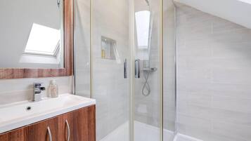 Basic House | Bathroom | Free toiletries, hair dryer, towels, soap