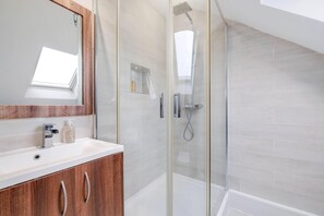 Basic-Haus | Badezimmer | Kostenlose Toilettenartikel, Haartrockner, Handtücher, Seife