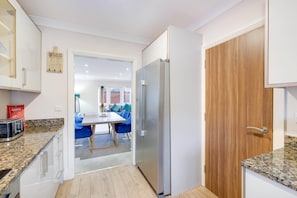 Basic House | Private kitchen | Fridge, microwave, oven, electric kettle - Town Center 4 Bedroom 4 bathroom House (Slough)