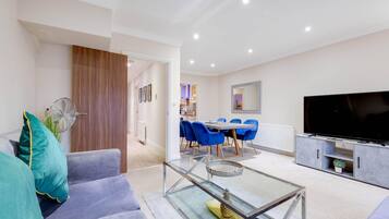 Basic House | Living area | 43-inch Smart TV with satellite channels, TV, Netflix