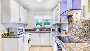 Basic House | Private kitchen | Fridge, microwave, oven, electric kettle