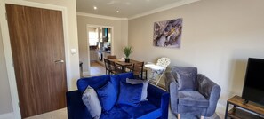 Basic House | Living area | 43-inch Smart TV with satellite channels, TV, Netflix - Town Center 4 Bedroom 4 bathroom House (Slough)