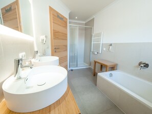 Baignoire, séchoir à cheveux, serviettes fournies, savon