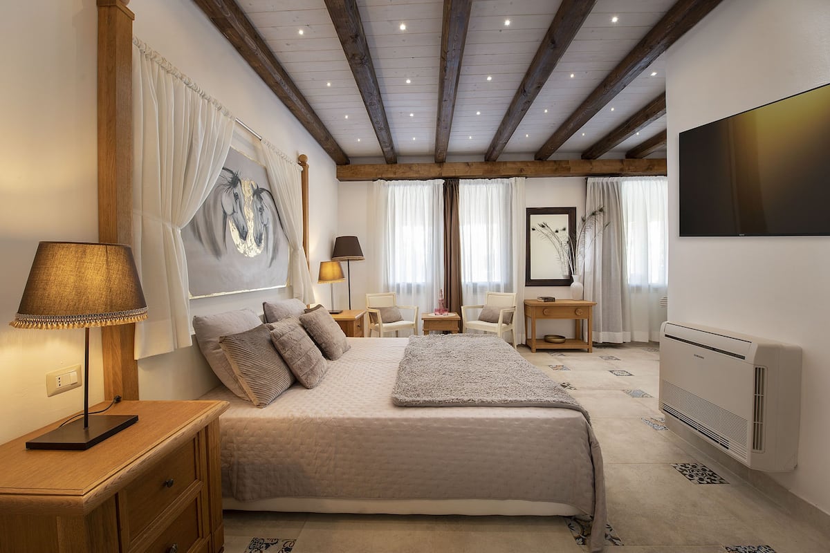 Familiekamer, 2 slaapkamers, aan de binnenplaats | 2 slaapkamers, een minibar, een kluis op de kamer