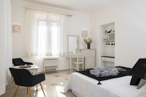 Junior Room, Garden Area | Minibar, in-room safe, individually decorated, individually furnished - Villa Cavalieri Country Hotel (Pula)