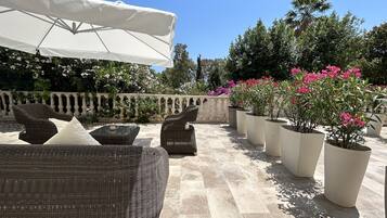 Suite Comfort, 1 letto king con divano letto, terrazzo, vista giardino | Terrazza/patio